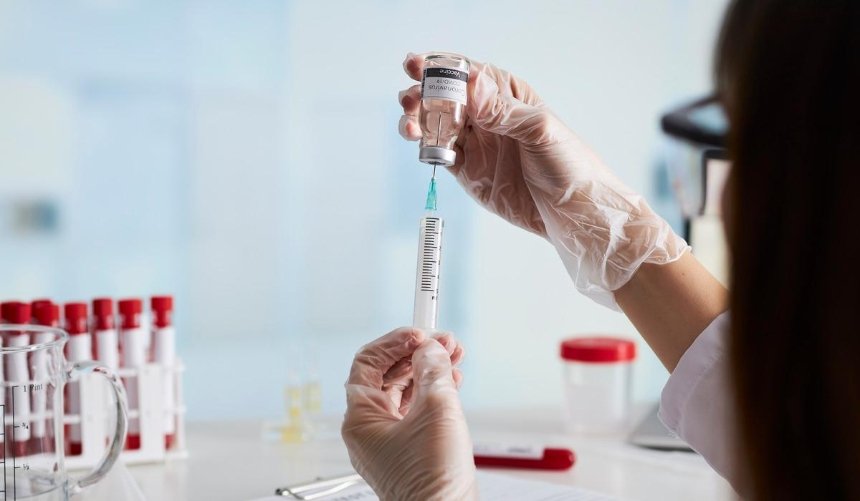 Вакцину от COVID-19 получили более миллиона человек, — Bloomberg