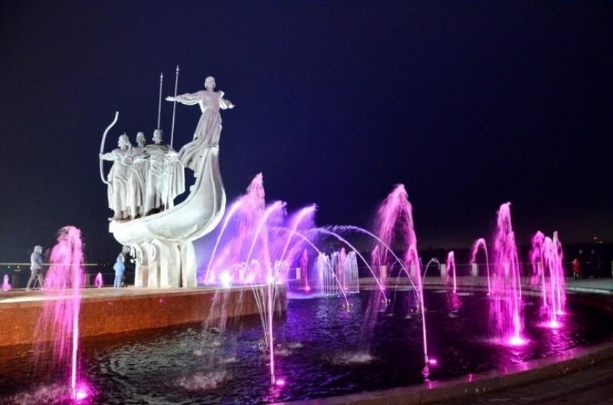 Подсветка и водные рисунки: как выглядит обновленный фонтан возле памятника основателям Киева