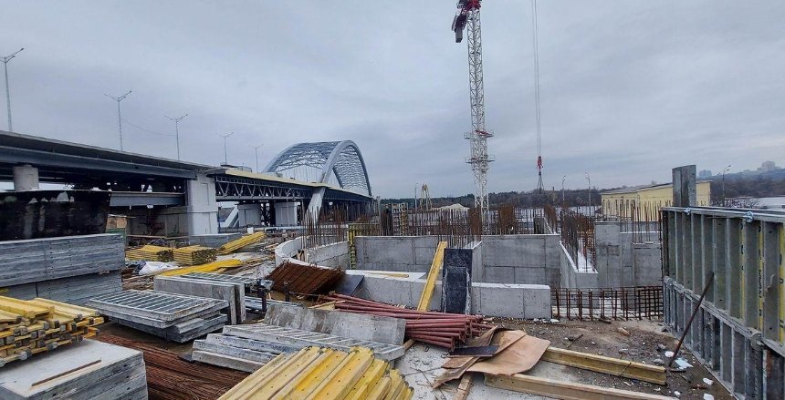 Вплотную к Подольскому мосту строят стометровый жилой комплекс