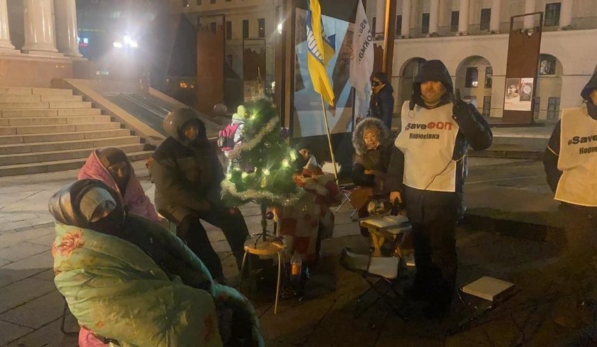 Обещают стоять до Рождества: протестующие предприниматели установили елку на Майдане