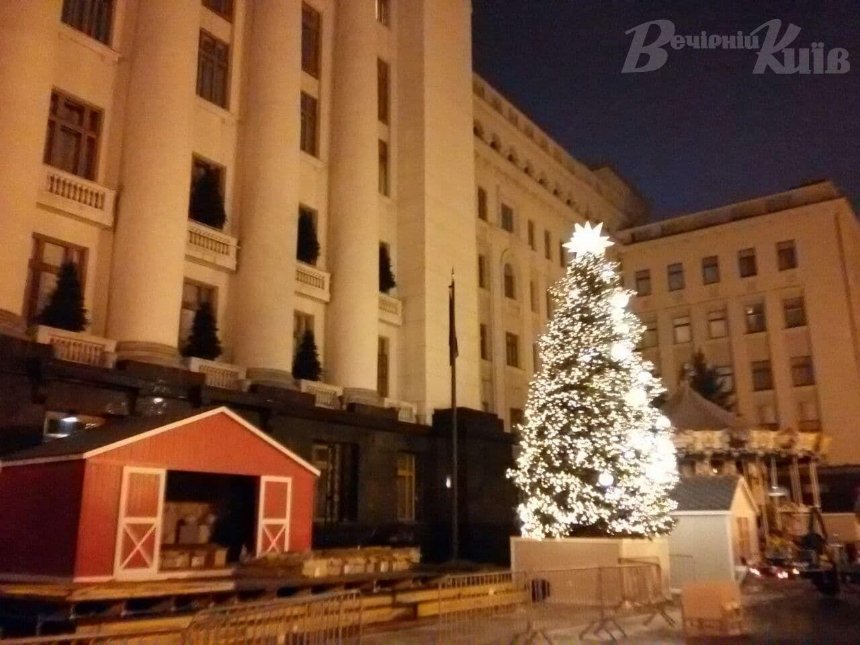 Возле Арки дружбы народов и Офиса президента установили новогодние елки