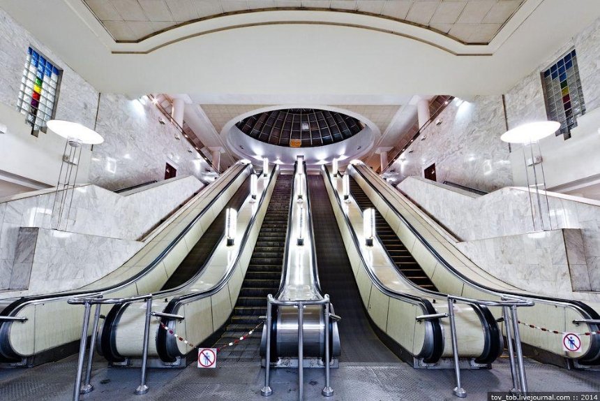 На эскалаторах метро заменят 30 поручней: список станций