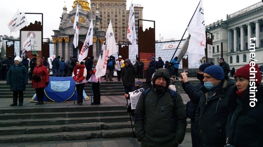На Майдане возникла стычка: полиция забрала у предпринимателей палатки и пенопласт