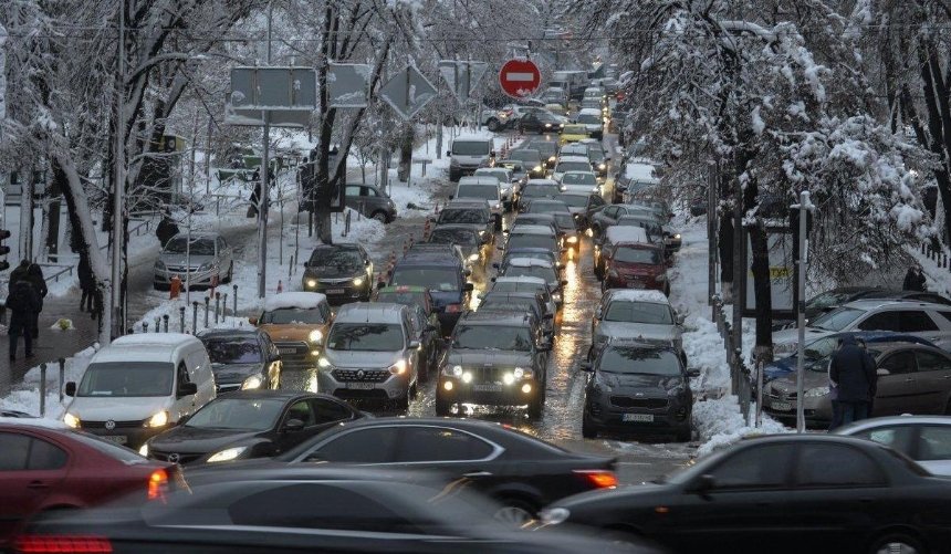 Накануне Рождества в Киеве образовались огромные пробки (карта)