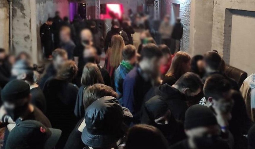 Выбитые двери и обыск посетителей: полиция штурмовала Keller Bar в Киеве