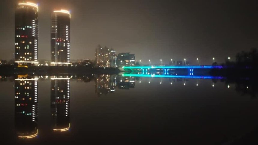 На Русановском мосту зажгли декоративную подсветку: как она выглядит