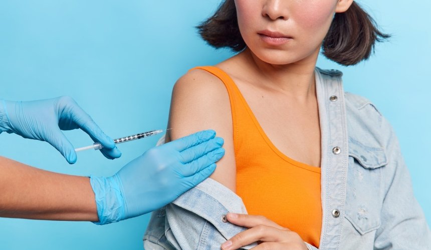 Получить тысячу гривен за вакцинацию от COVID-19 в этом году смогут не все