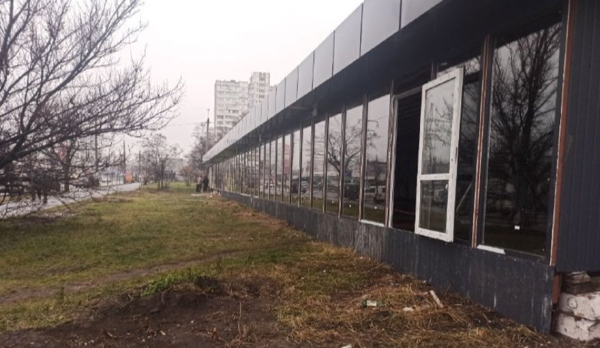 Газон в Днепровском районе застроили огромным МАФом