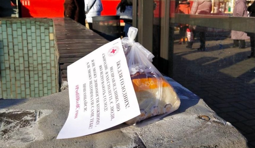 На улицах Киева начали появляться пакетики с едой для голодных