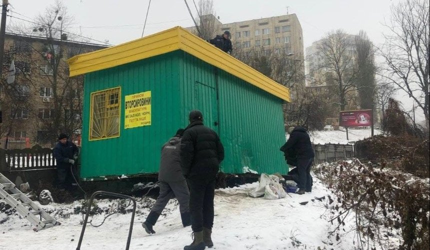 В Киеве демонтируют незаконные пункты приема вторсырья