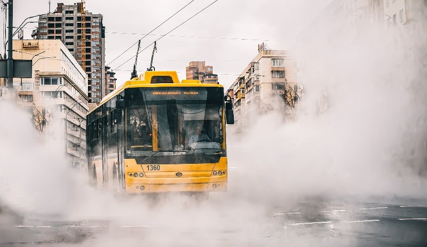 Из-за непогоды в Киеве остановились трамваи и троллейбусы