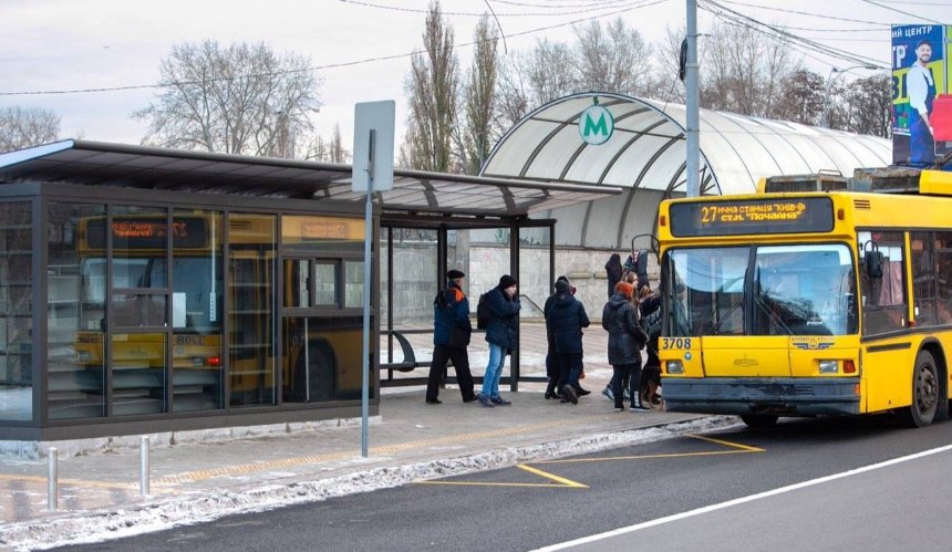 На остановках Киева появилось точное расписание движения транспорта