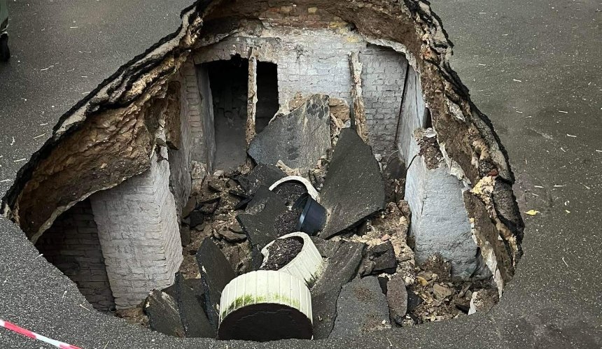 На Малой Житомирской обвалился асфальт: под ним нашли старинный подвал