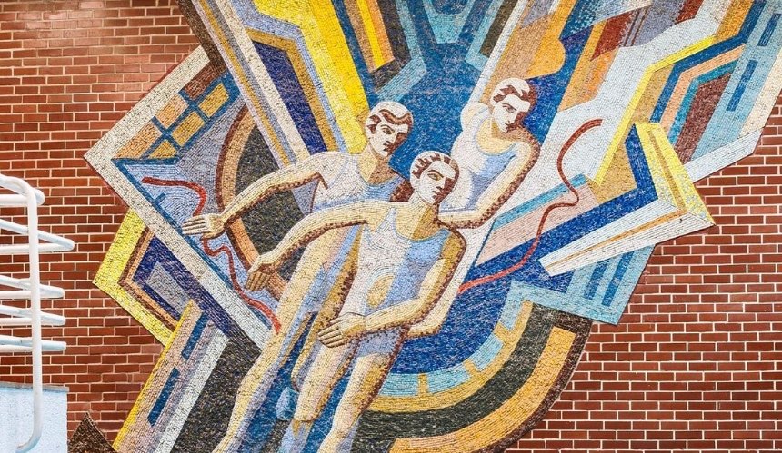 В университете Драгоманова разрушают старинную мозаику: фото