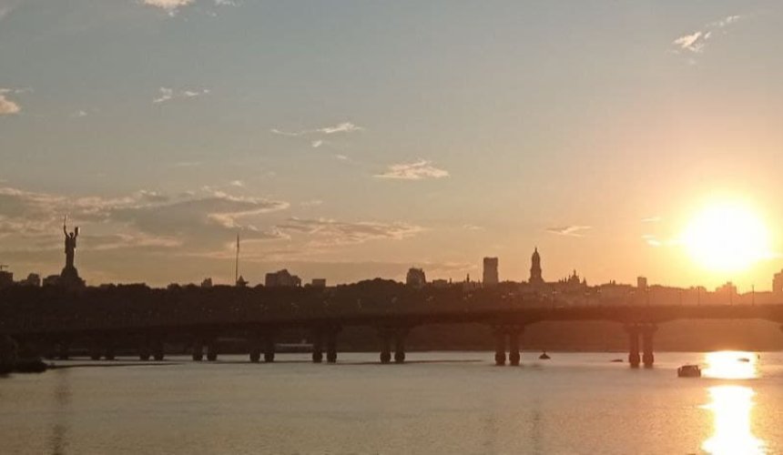 В Киеве решили приукрасить мост Патона можжевельниками