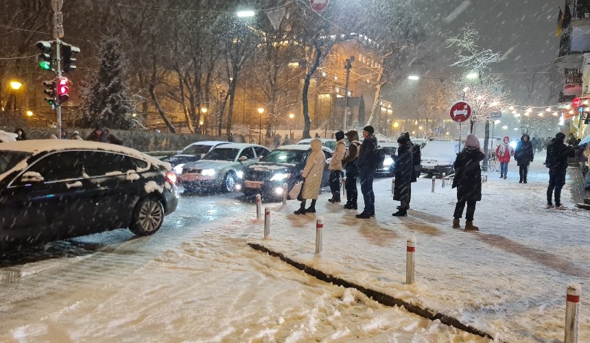 Центр Киева и выезды из города сковали пробки: ситуация на дорогах
