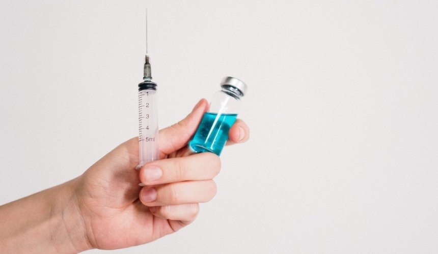 Израиль разрешил четвертую дозу вакцины от COVID-19: кому ее будут вводить
