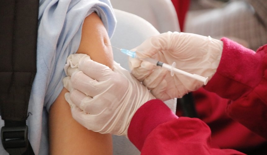 В Украине начинают бустерную вакцинацию от COVID-19: кто может привиться