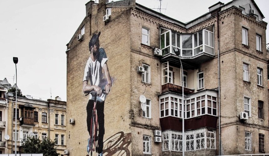 В Киеве волонтеры демонтируют царь-балконы на исторических зданиях