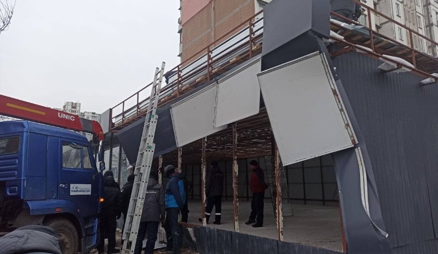 В Киеве сносят огромный МАФ, построенный вплотную к жилому дому