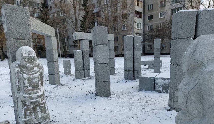 В Харькове построили «Стоунхендж» из бетонных блоков за 1,5 млн грн — теперь его снесут