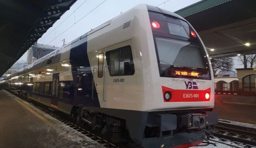 «Укрзалізниця» отправила в первый рейс двухэтажный поезд Skoda: фото