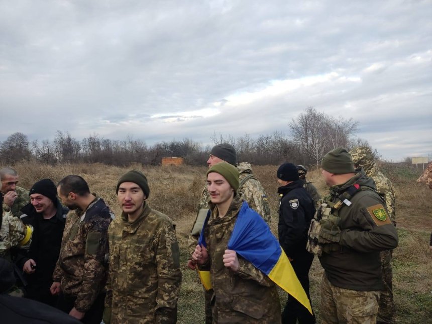 Звільнені з полону українські військові 