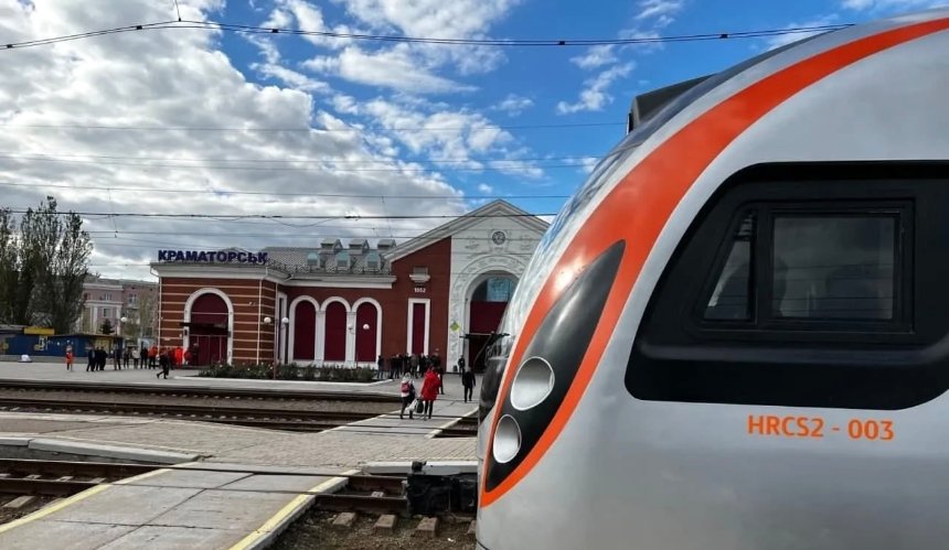 Два поїзди "Укрзалізниці" затримуються через знеструмлення