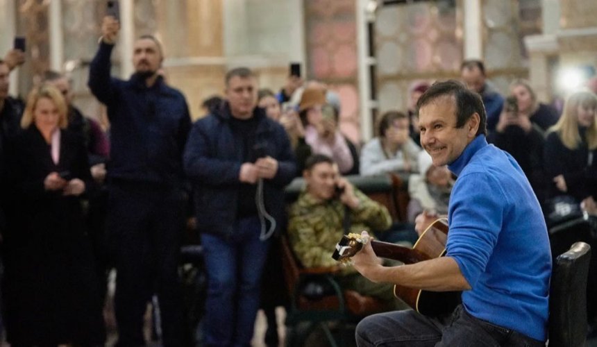 Святослав Вакарчук дав концерт на київському вокзалі