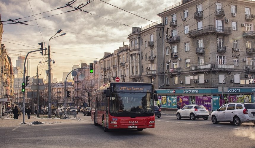 Автобуси від Deutsche Bahn почали курсувати вулицями Києва без реєстрації