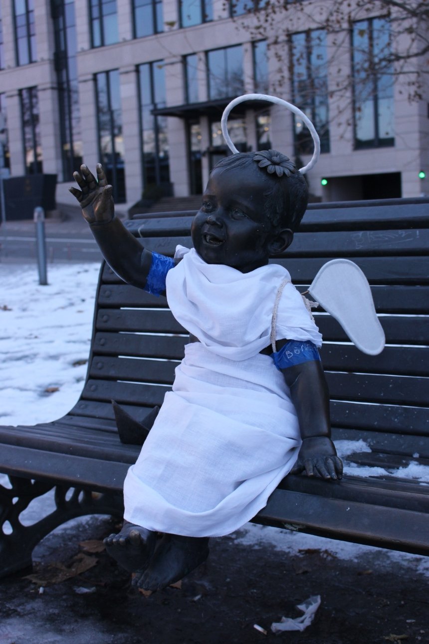 Скульптури малюків-засновників Києва