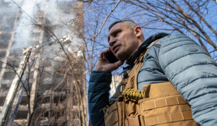 Як в Києві у 2022 році відновлювали житлові будинки після обстрілів: відео
