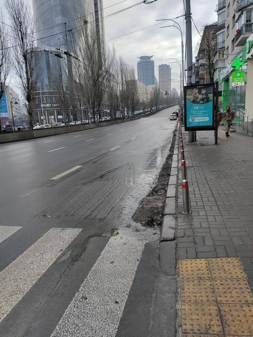 У центрі Києва, на бульварі Лесі Українки комунальники ліквідували смугу громадського транспорту