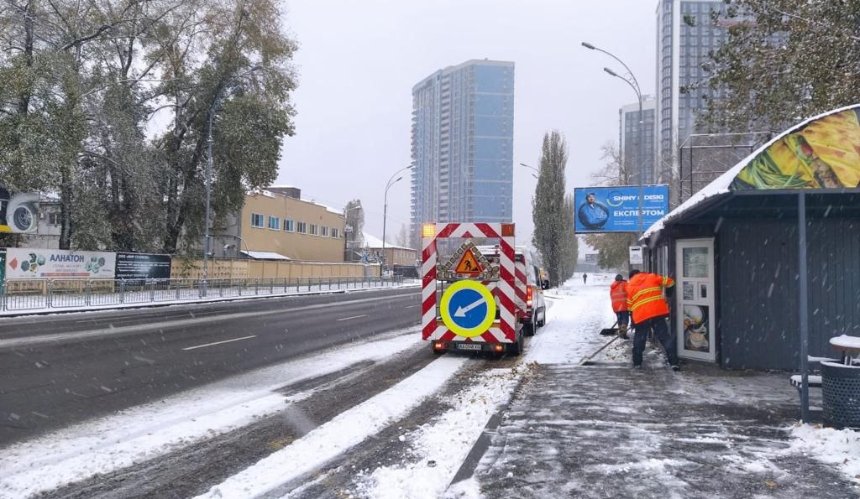 У Києві проходить обробка та прибирання доріг: скільки задіяно комунальної техніки