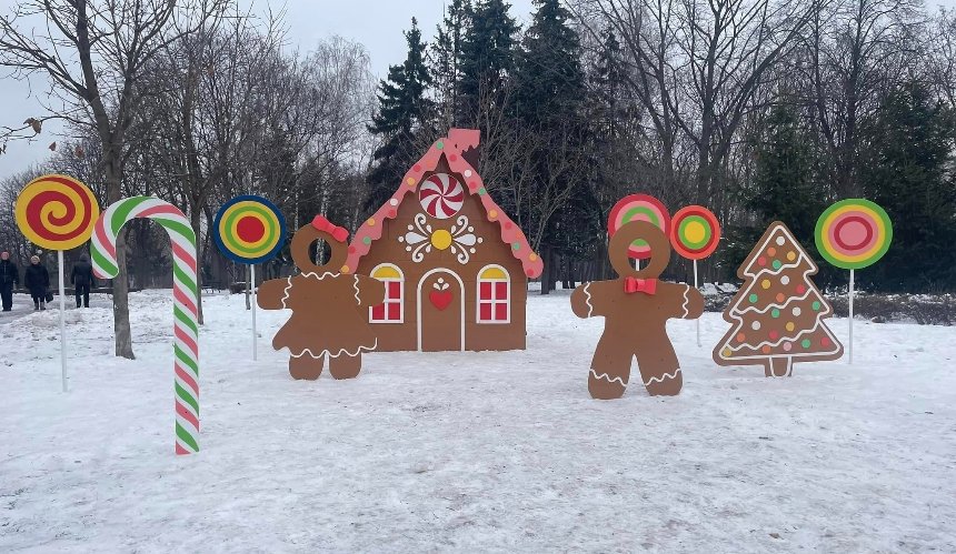 Парки Солом'янського району облаштували новорічними декораціями: фото