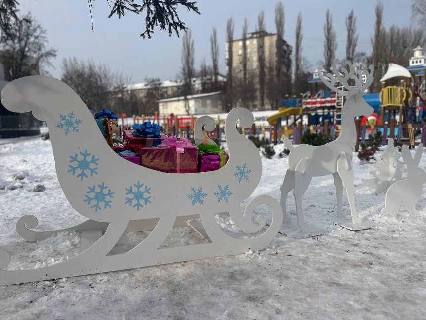 Парки у Солом’янському районі прикрасили новорічними декораціями