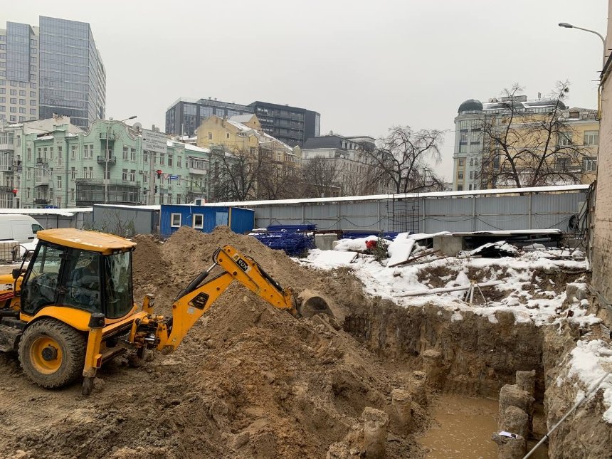 Забудовник відновив незаконні роботи біля "Будинку з Комахами" на Володимирській у Києві: будівельні роботи проводять впритул до бічної стіни памʼятки