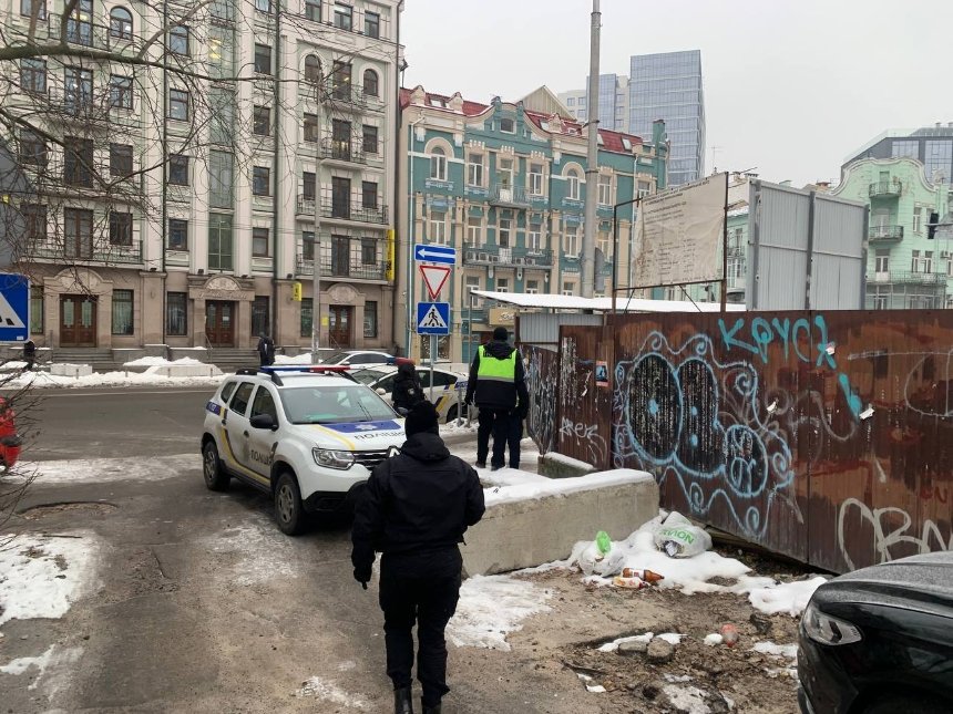 Забудовник відновив незаконні роботи біля "Будинку з Комахами" на Володимирській у Києві: будівельні роботи проводять впритул до бічної стіни памʼятки