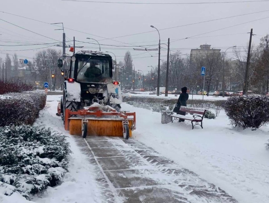 Сніг у Києві: на боротьбу зі стихією виїхали 306 одиниць спецтехніки