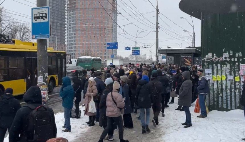 Рух поїздів між станціями "Теремки" — "Деміївська" вже закрили