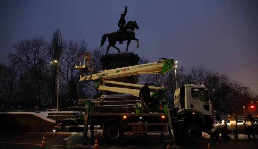 У Києві розпочали демонтаж пам’ятника Щорсу