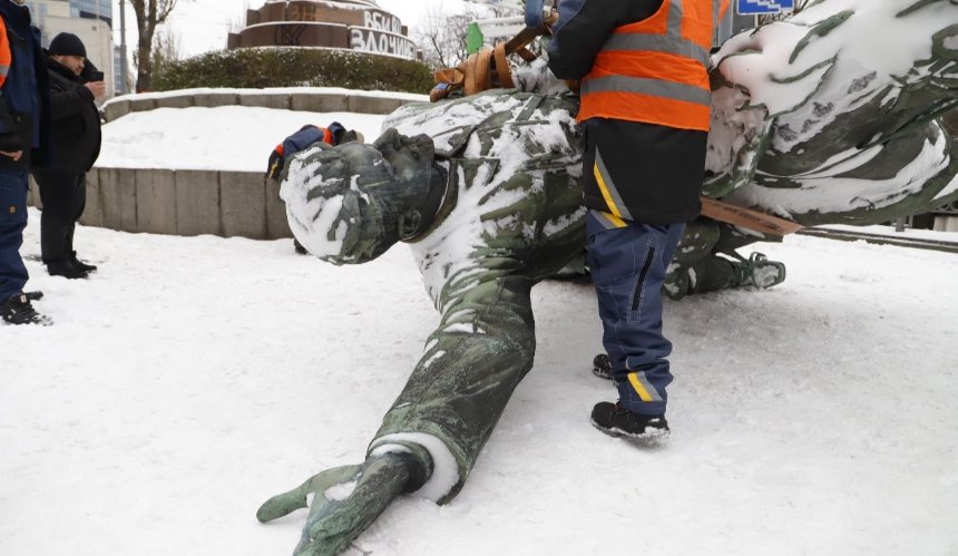 Комунальники демонтували пам'ятник Щорсу у Києві: фото