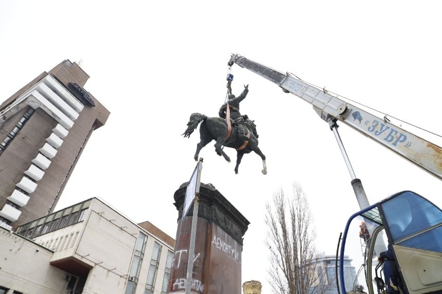 Комунальники демонтували пам'ятник Щорсу у Києві