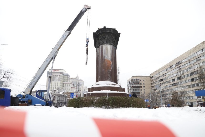 Комунальники демонтували пам'ятник Щорсу у Києві