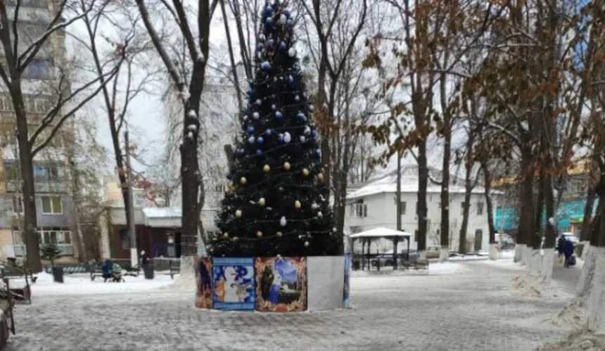 На Київщині ялинку прикрасили малюнками з російського мультфільму: фото