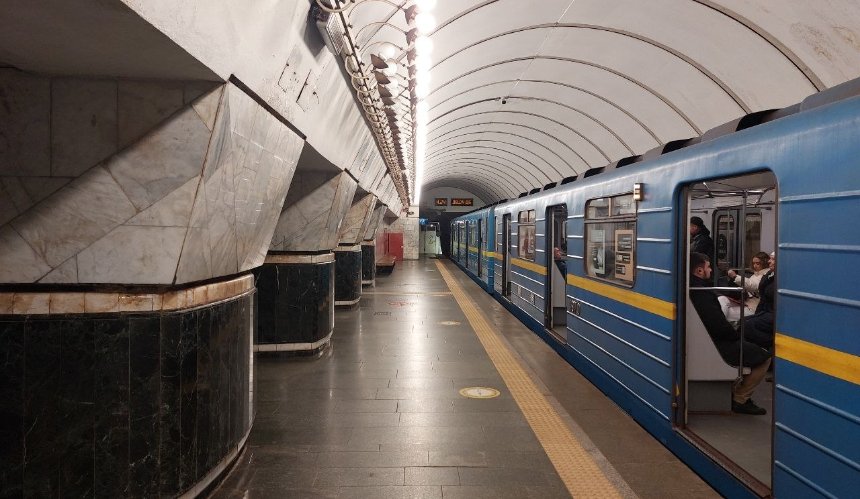 Між станціями метро “Теремки” — “Деміївська” запустили “човниковий” рух поїздів: розклад
