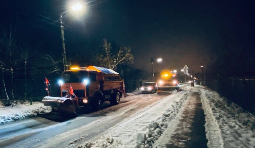 У Києві чистять дороги від снігу