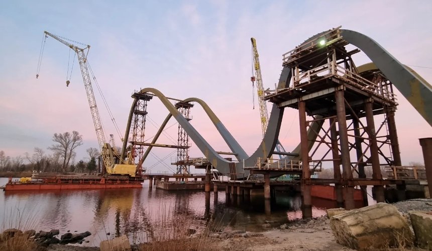 Міст-хвиля на Оболоні у Києві