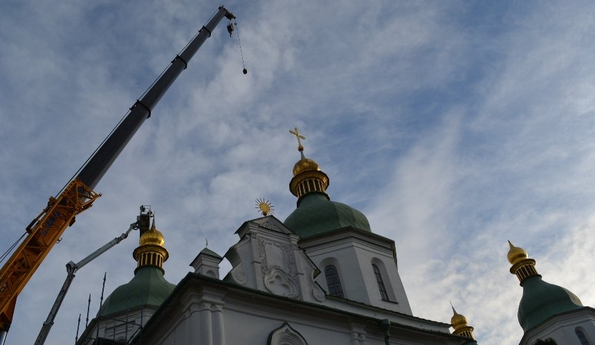 На Софійський собор у Києві повертають відреставровані хрести