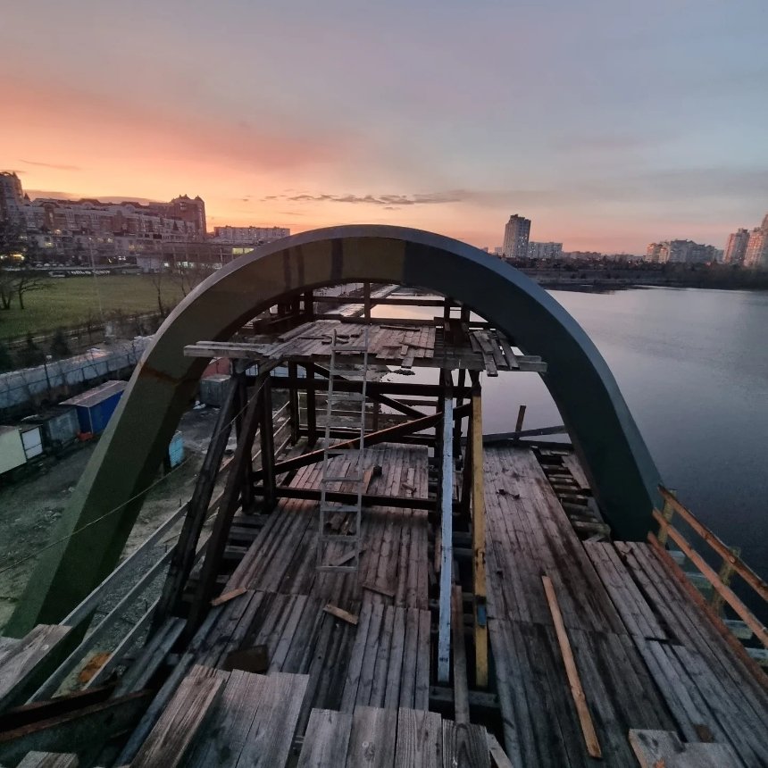 Будівництво моста-хвилі на Оболоні у Києві